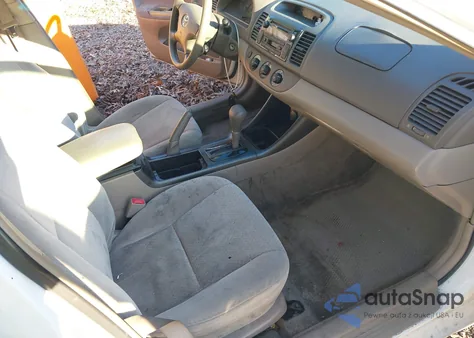 2002 Toyota Camry Le z USA, uszkodzony, nr VIN 4T1BE32K32U104497